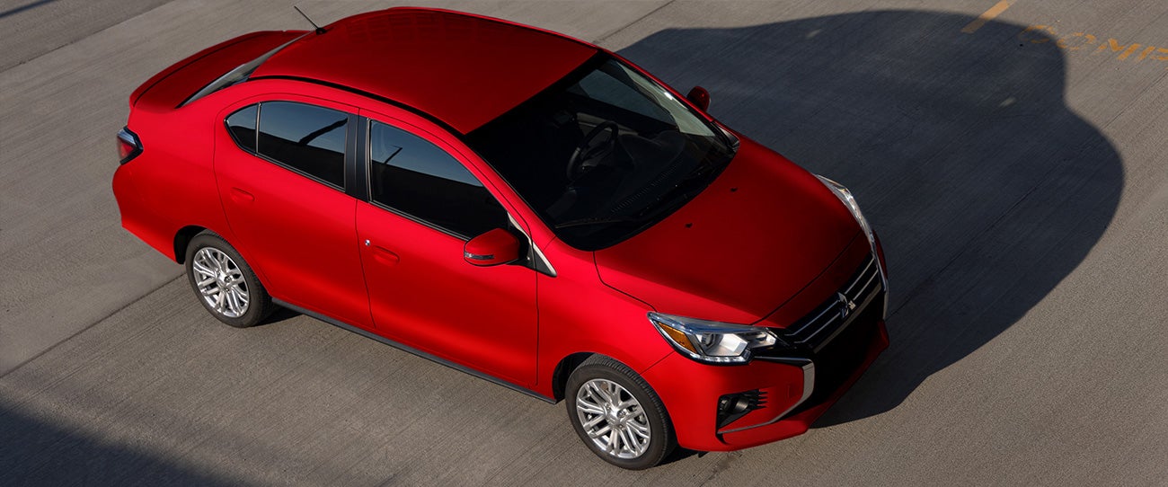 Vista aérea de un sedán Mitsubishi Mirage G4 rojo 2023 estacionado
