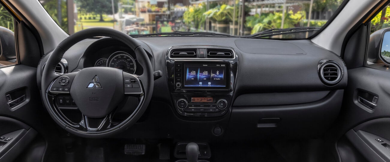 Espacioso interior negro en el Mitsubishi Mirage 2022 y 2023