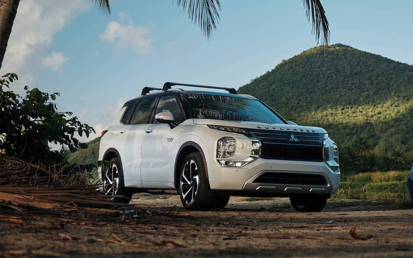 Vista en ángulo de una Mitsubishi OUTLANDER PLUG-IN HYBRID EV 2025 estacionada