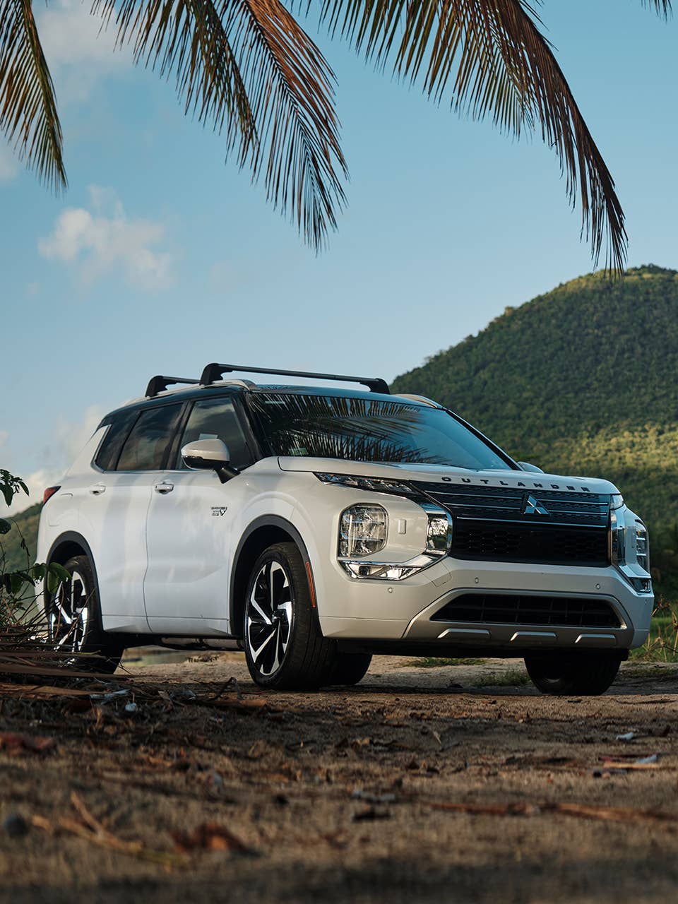 Vista en ángulo de una Mitsubishi OUTLANDER PLUG-IN HYBRID EV 2025 estacionada